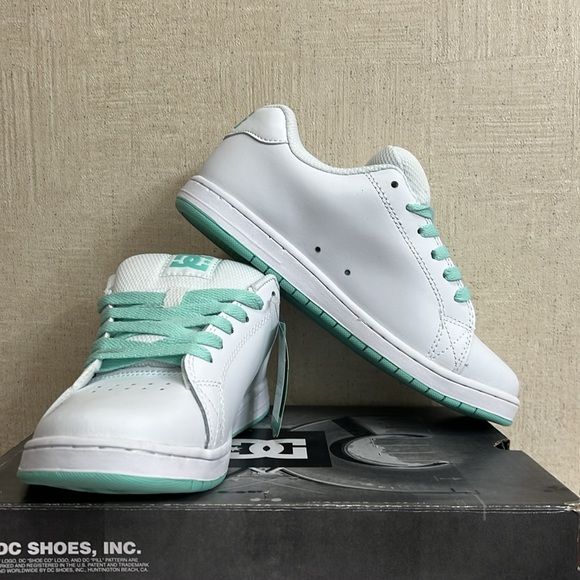 WOMEN’S DC GAVELER SNEAKERS SIZE 6.5 IN WHITE AND MINT - Picture 5 of 9